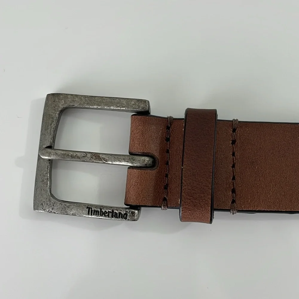 Timberland‎ men’s Size 38 light brown leather belt. Matte silver colored buckle.
